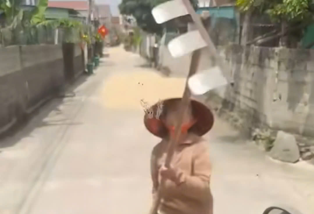 Phơi lúa lấn chiếm lòng đường, người phụ nữ dùng cào tấn công tài xế