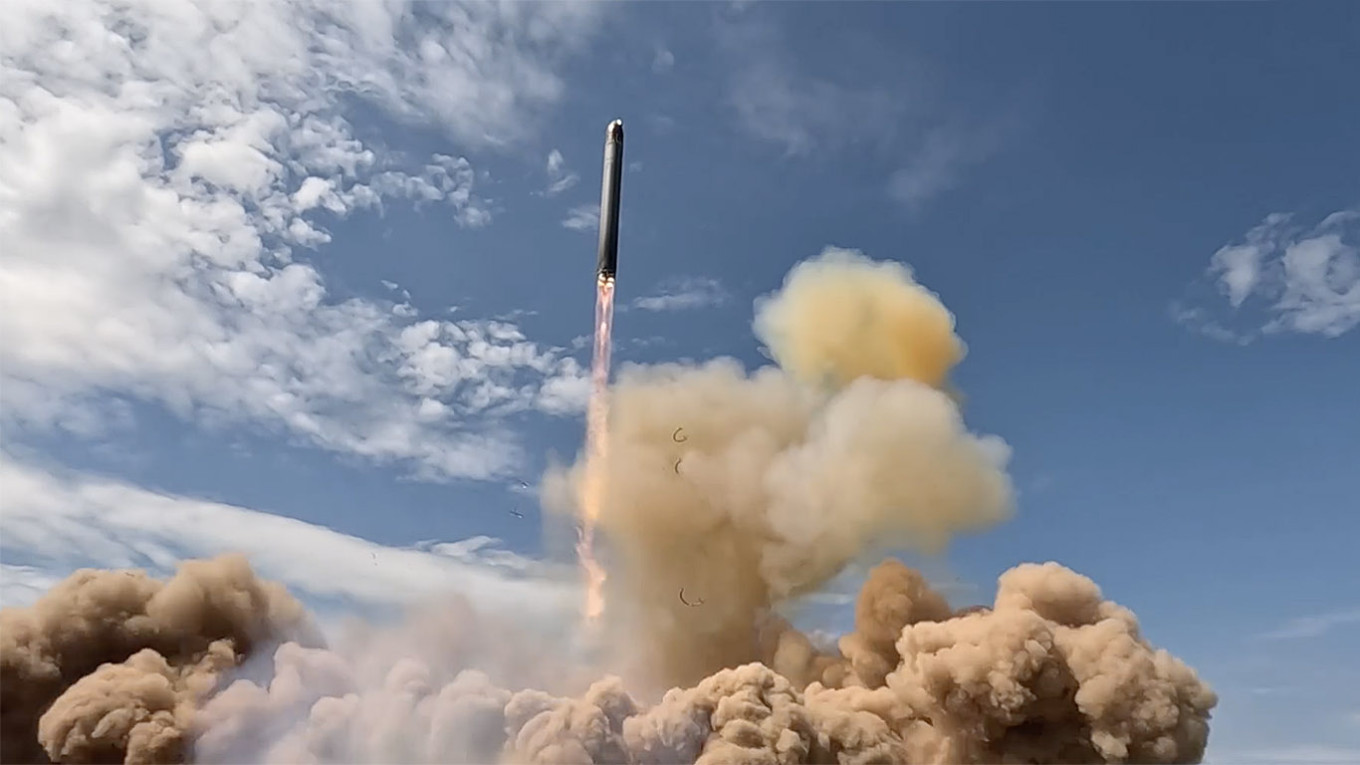 Tên lửa ICBM RS 28 Sarmat.jpg