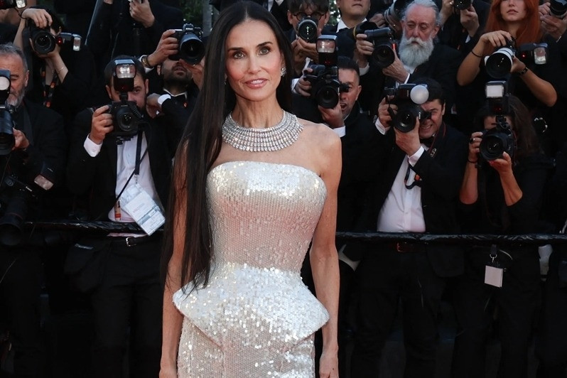 Thảm đỏ Cannes đêm khai mạc xa hoa và dàn mỹ nhân lộng lẫy đến choáng ngợp