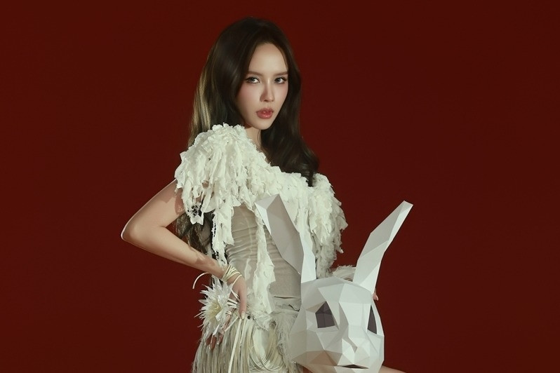 Thiều Bảo Trâm lột xác trong MV mới, Dương Domic gây chú ý