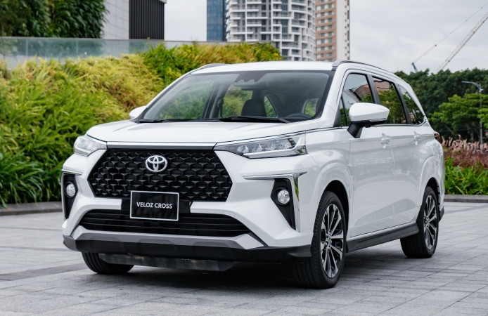 Top 10 xe bán chạy tháng 4: VinFast Limo Green dẫn đầu, Toyota Veloz gây bất ngờ