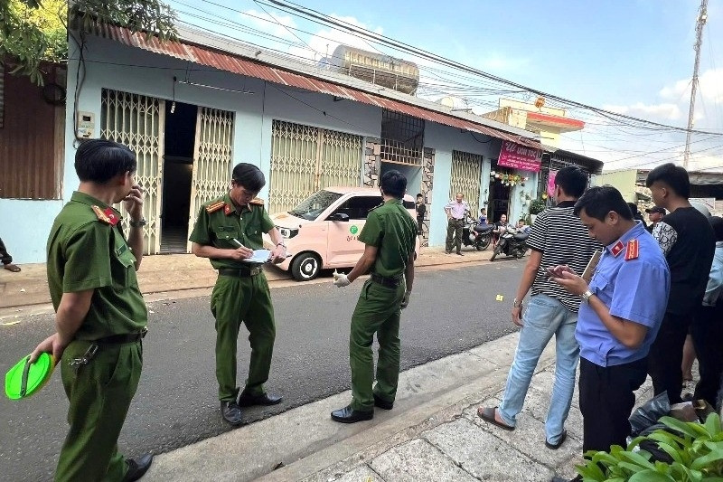 Vừa gõ cửa phòng trọ tìm người, nam thanh niên bị đánh tử vong