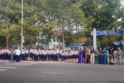 Xúc động hình ảnh hàng trăm học sinh tiễn biệt thầy giáo qua đời vì bạo bệnh