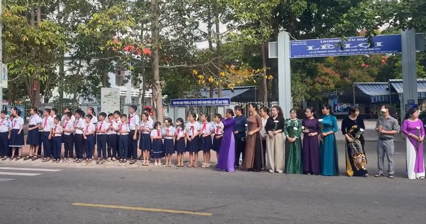 Xúc động hình ảnh hàng trăm học sinh tiễn biệt thầy giáo qua đời vì bạo bệnh..png