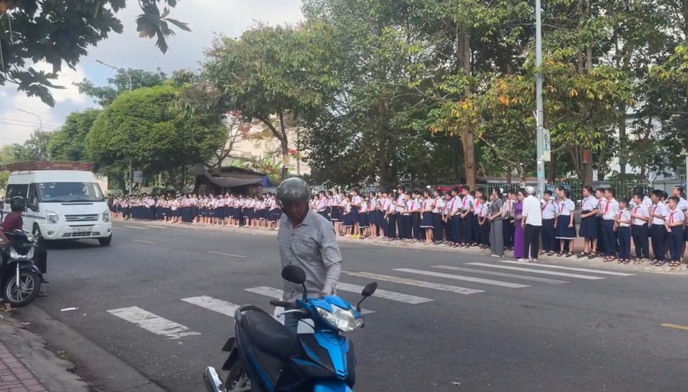 Xúc động hình ảnh hàng trăm học sinh tiễn biệt thầy giáo qua đời vì bạo bệnh.png