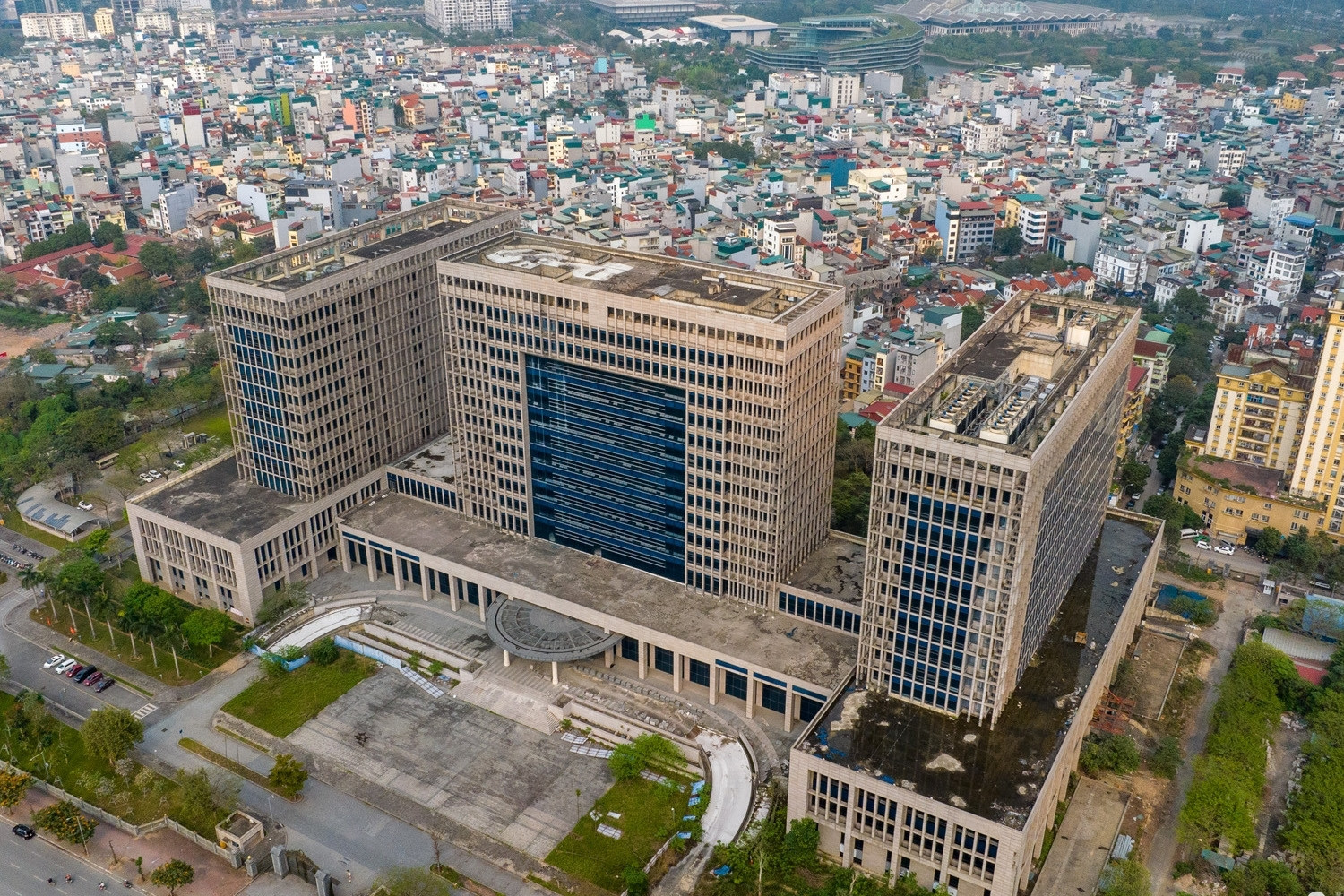 Thủ tướng yêu cầu hạn chế xây trụ sở mới, xử lý nhà đất dôi dư trước 25/5