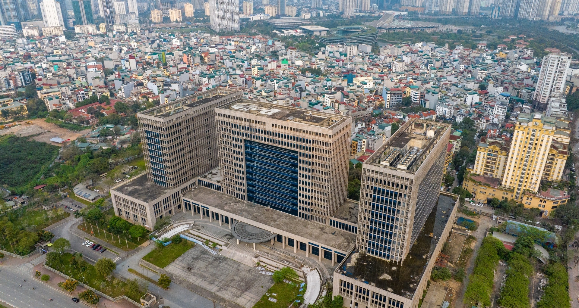 Thủ tướng yêu cầu hạn chế xây trụ sở mới, xử lý nhà đất dôi dư trước 25-5