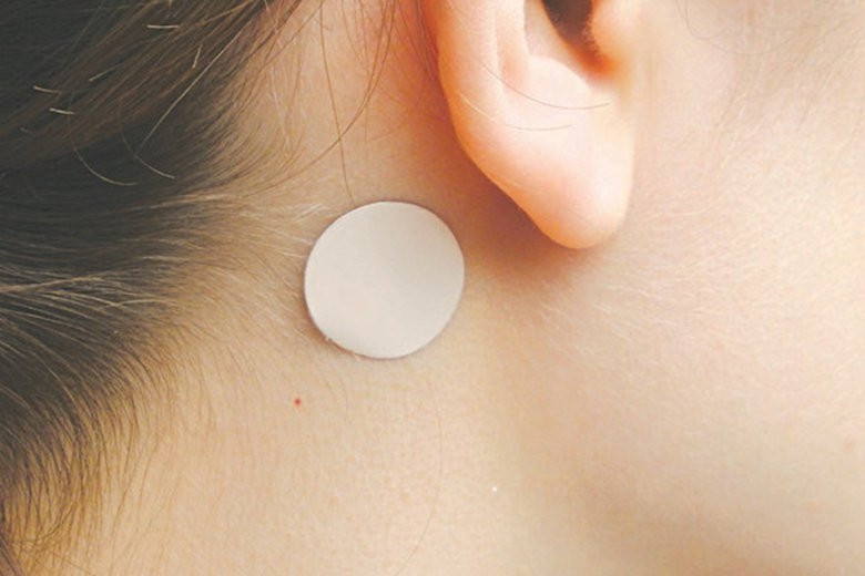 Bé gái bị loạn thần phải nhập viện vì miếng dán chống say tàu xe