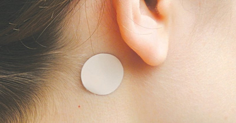 Bé gái bị loạn thần phải nhập viện vì miếng dán chống say tàu xe