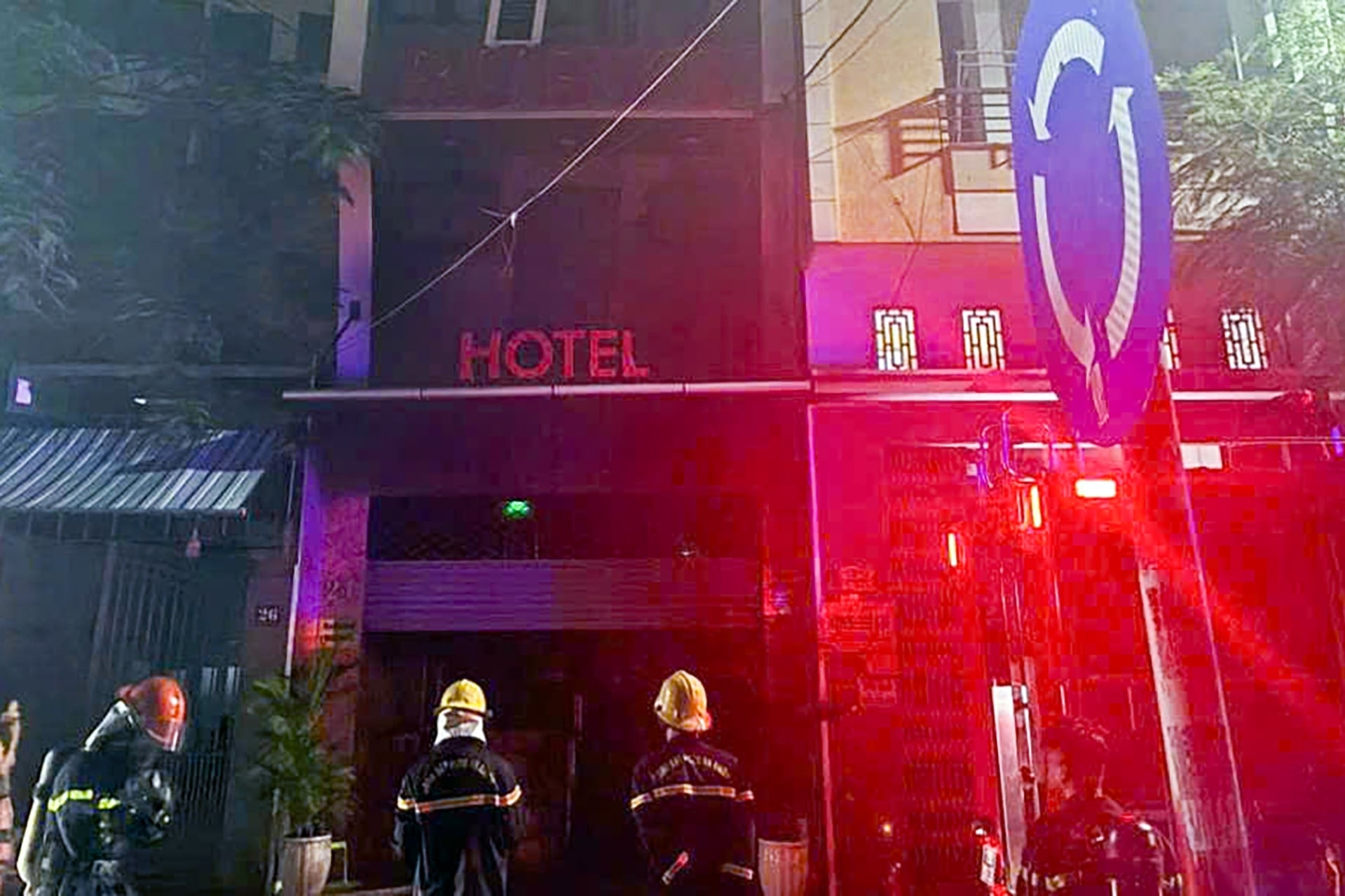 Cháy khách sạn ở Nha Trang, hai du khách chạy lên sân thượng thoát thân