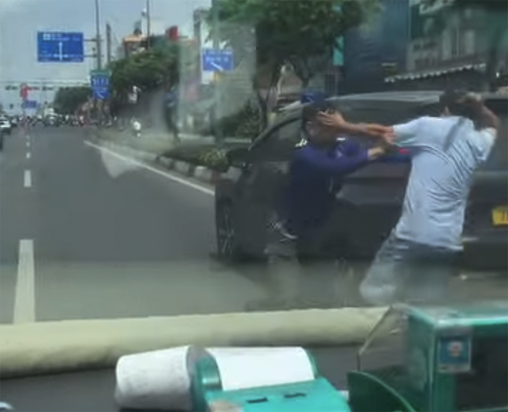Lấy lời khai hai tài xế taxi công nghệ đánh nhau giữa đường ở TPHCM