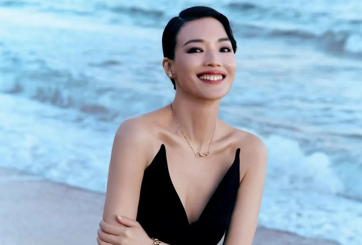 Diễn viên Thư Kỳ gợi cảm tuổi 50 trong trang phục xẻ sâu táo bạo