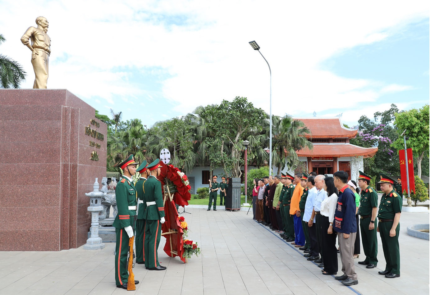 Đoàn đại biểu 1.jpg
