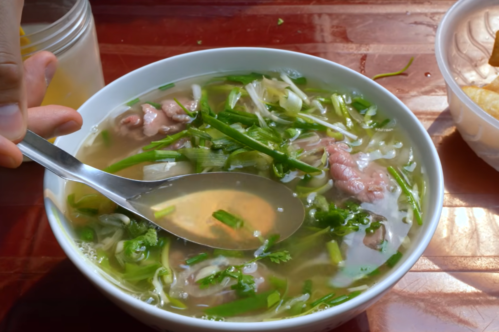 https://static-images.vnncdn.net/vps_images_publish/000001/000003/2026/5/14/khach-my-thu-6-mon-pho-ha-noi-1850.png