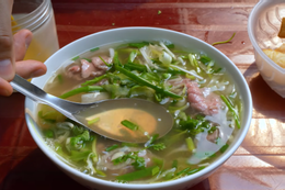 https://static-images.vnncdn.net/vps_images_publish/000001/000003/2026/5/14/khach-my-thu-6-mon-pho-ha-noi-1850.png