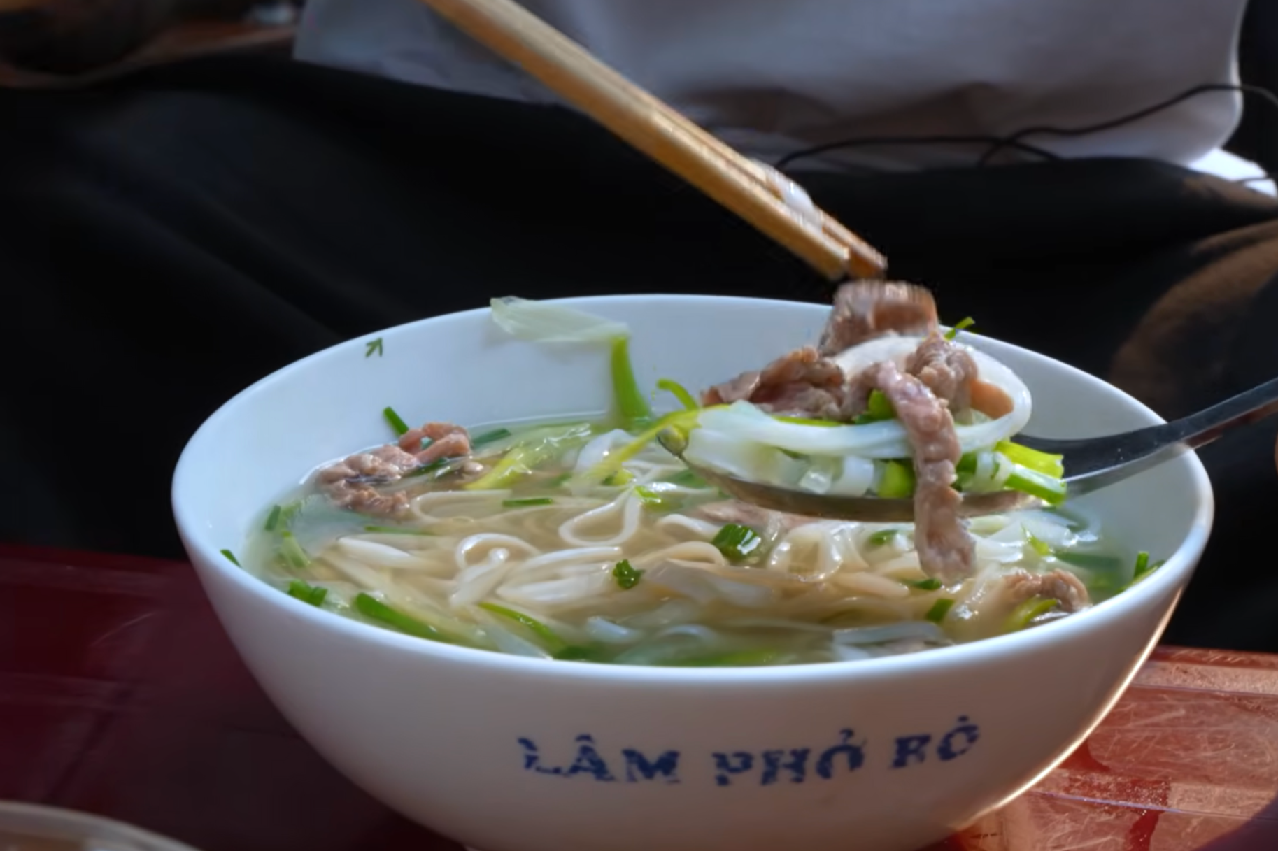 https://static-images.vnncdn.net/vps_images_publish/000001/000003/2026/5/14/khach-my-thu-6-mon-pho-ha-noi-1851.png