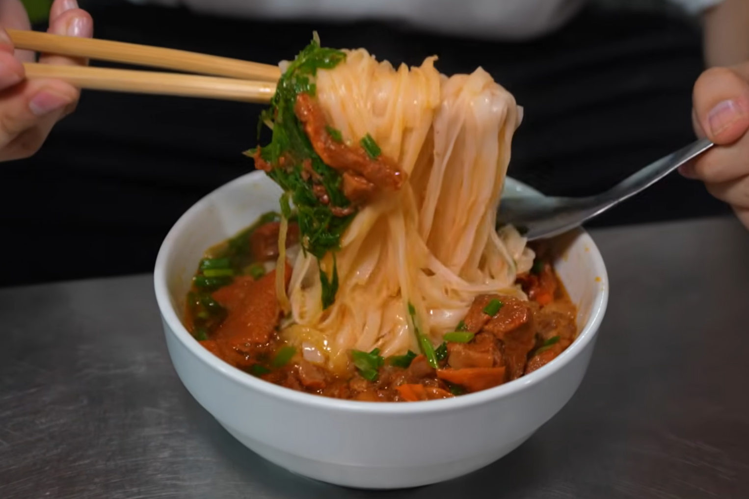 https://static-images.vnncdn.net/vps_images_publish/000001/000003/2026/5/14/khach-my-thu-6-mon-pho-ha-noi-1856.png