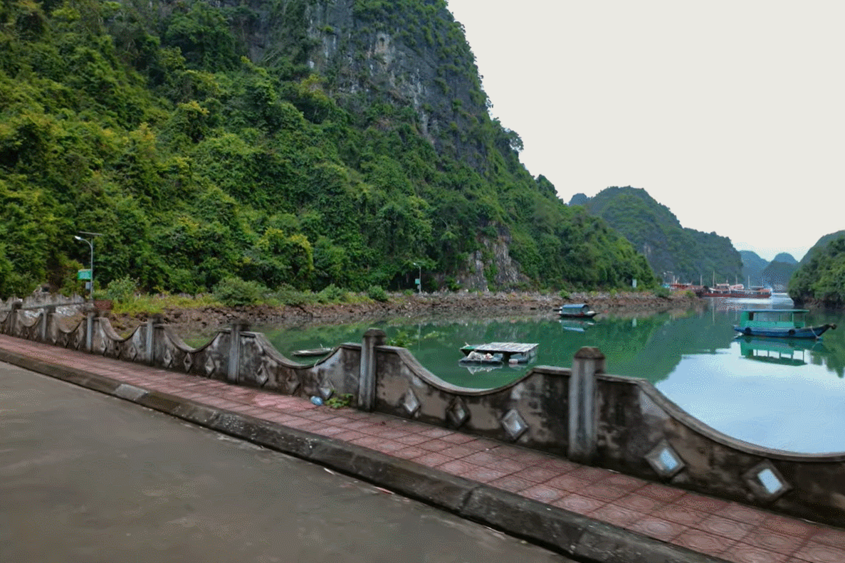 Khách Tây mê mẩn ngôi làng trăm tuổi không ô tô, xe máy ở Hải Phòng