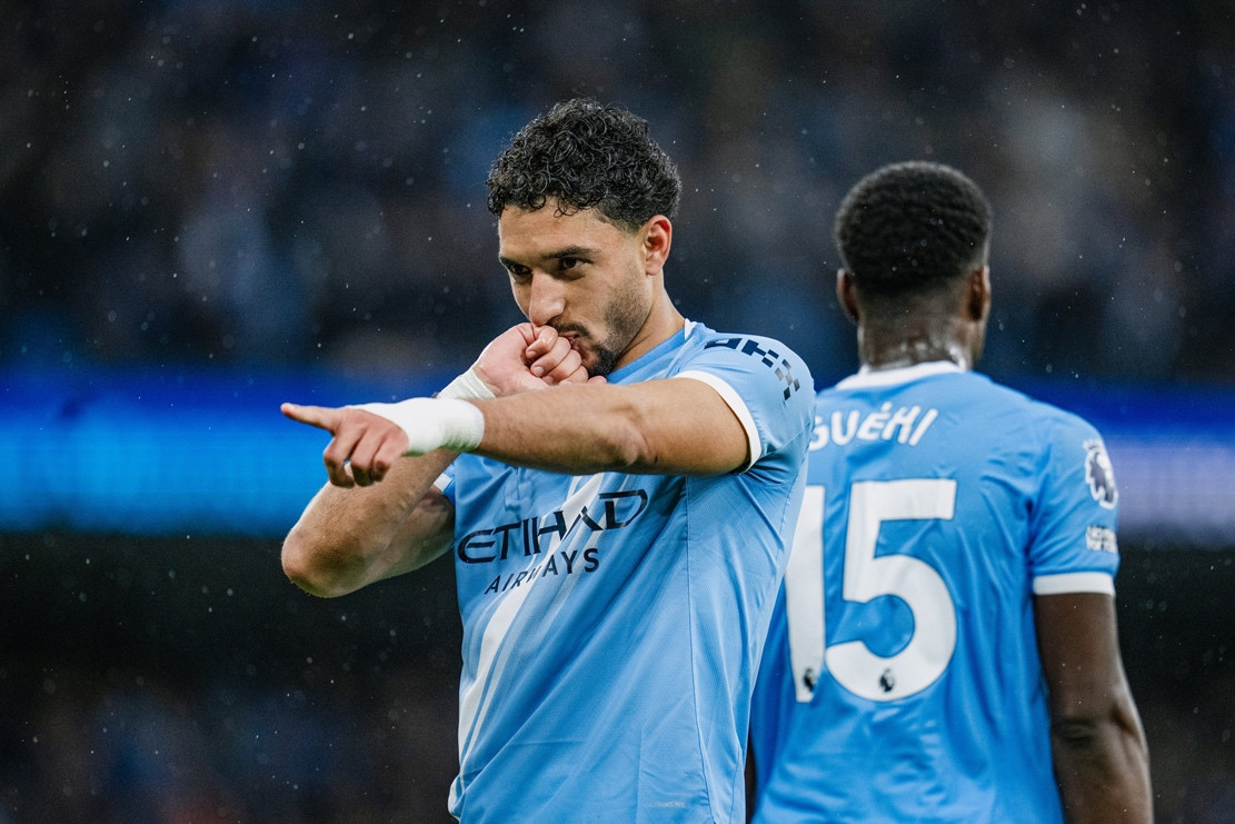 Man City thắng trận đá bù, đuổi sát Arsenal
