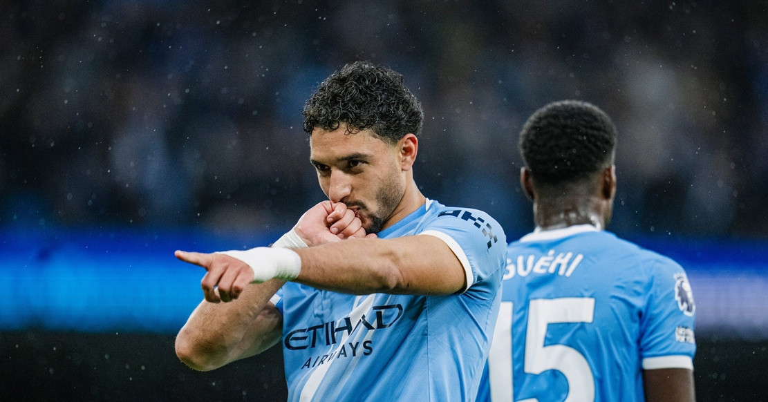 Man City thắng trận đá bù, đuổi sát Arsenal