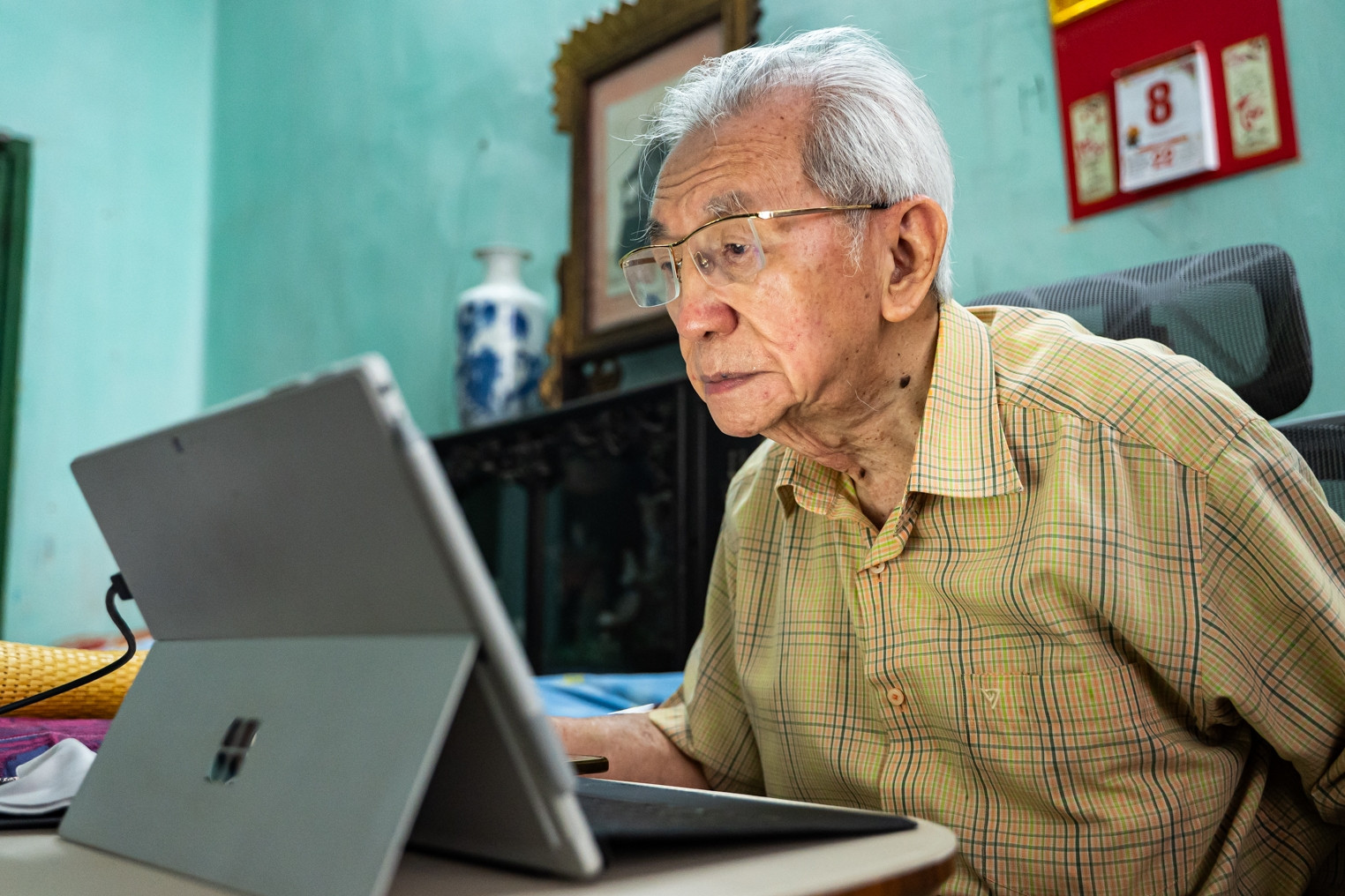 Giáo sư 89 tuổi ở Hà Nội làm việc 12 tiếng/ngày, thảo luận tiếng Anh với ChatGPT