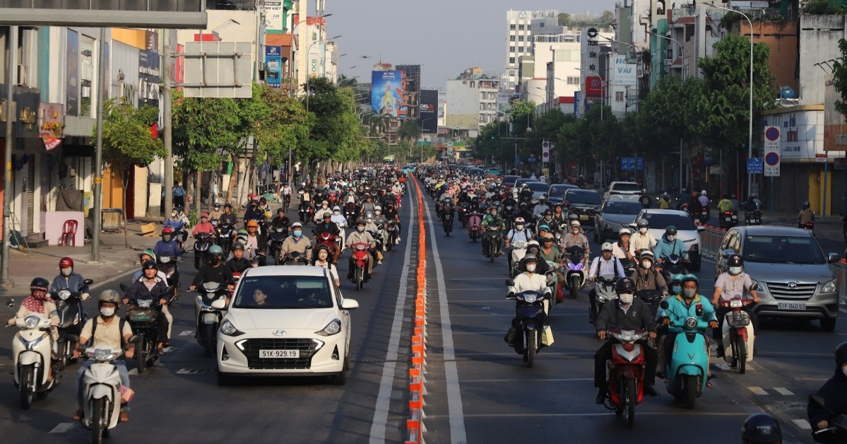 Ngỡ ngàng cảnh dòng xe &amp;apos;băng băng&amp;apos; trên đường Cộng Hòa trước ngày đảo chiều