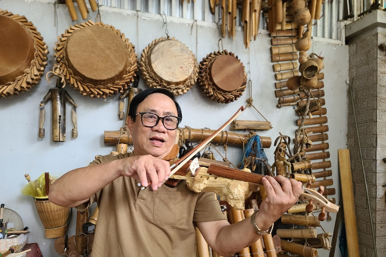  Người tìm lại thanh âm thất truyền nơi buôn làng 