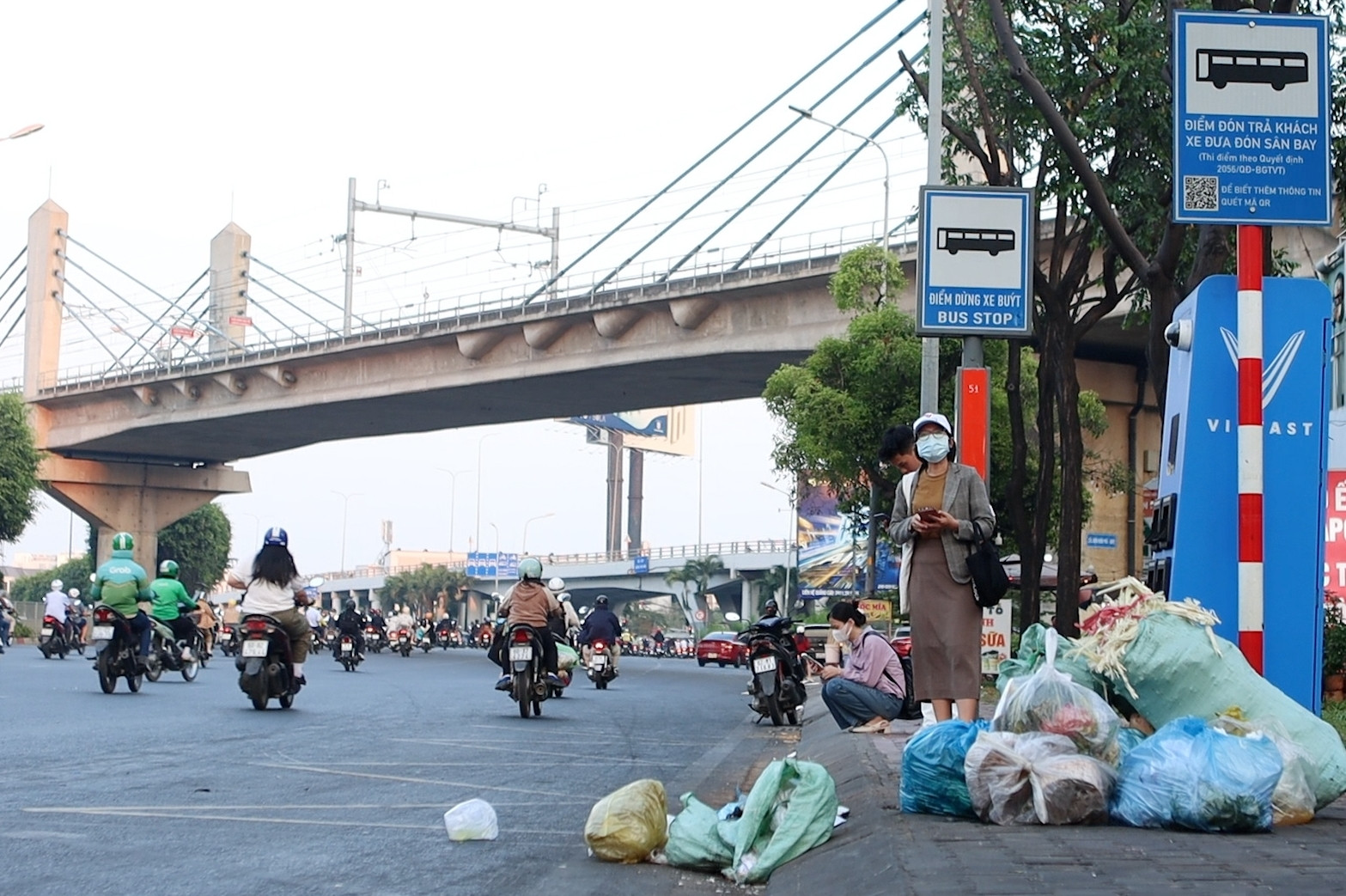 Nhà chờ xe buýt ở TPHCM nhếch nhác kéo dài: Trách nhiệm thuộc về ai?