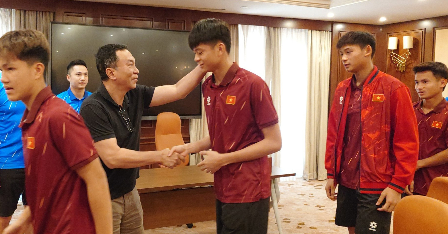 &amp;apos;Sếp&amp;apos; VFF nhắc cầu thủ U17 Việt Nam tránh xa mạng xã hội