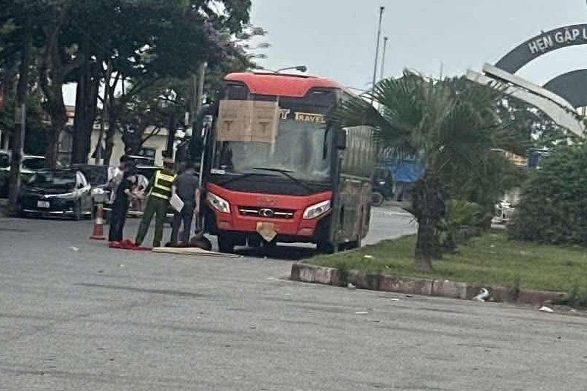Tài xế tử vong trên xe khách đỗ bên đường ở Hà Nội