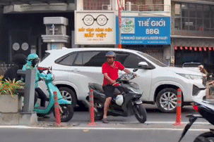  Thót tim cảnh người dân 'vượt rào' tại làn giao thông đảo chiều đường Cộng Hòa 