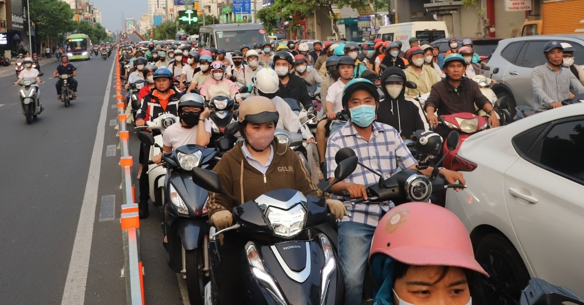 Thót tim cảnh người dân &amp;apos;vượt rào&amp;apos; tại làn giao thông đảo chiều đường Cộng Hòa