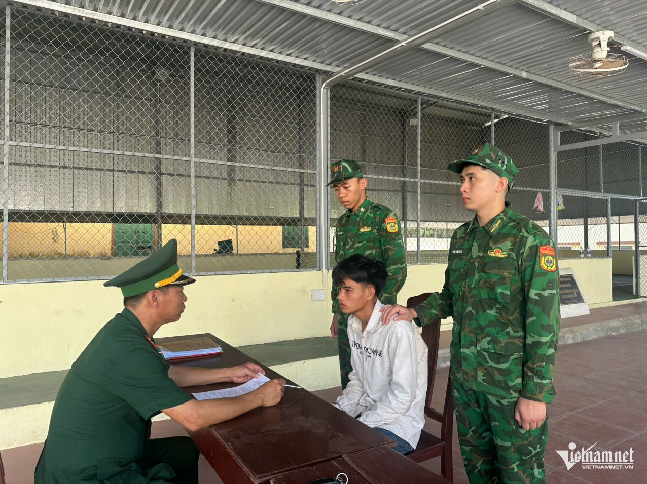 W-nhập cảnh trái phép.jpg