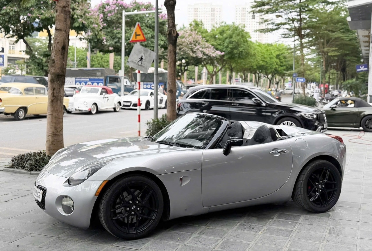 Xe Pontiac Solstice hàng hiếm đời sâu 20 năm tuổi tại Hà Nội giá bán gần 2 tỷ