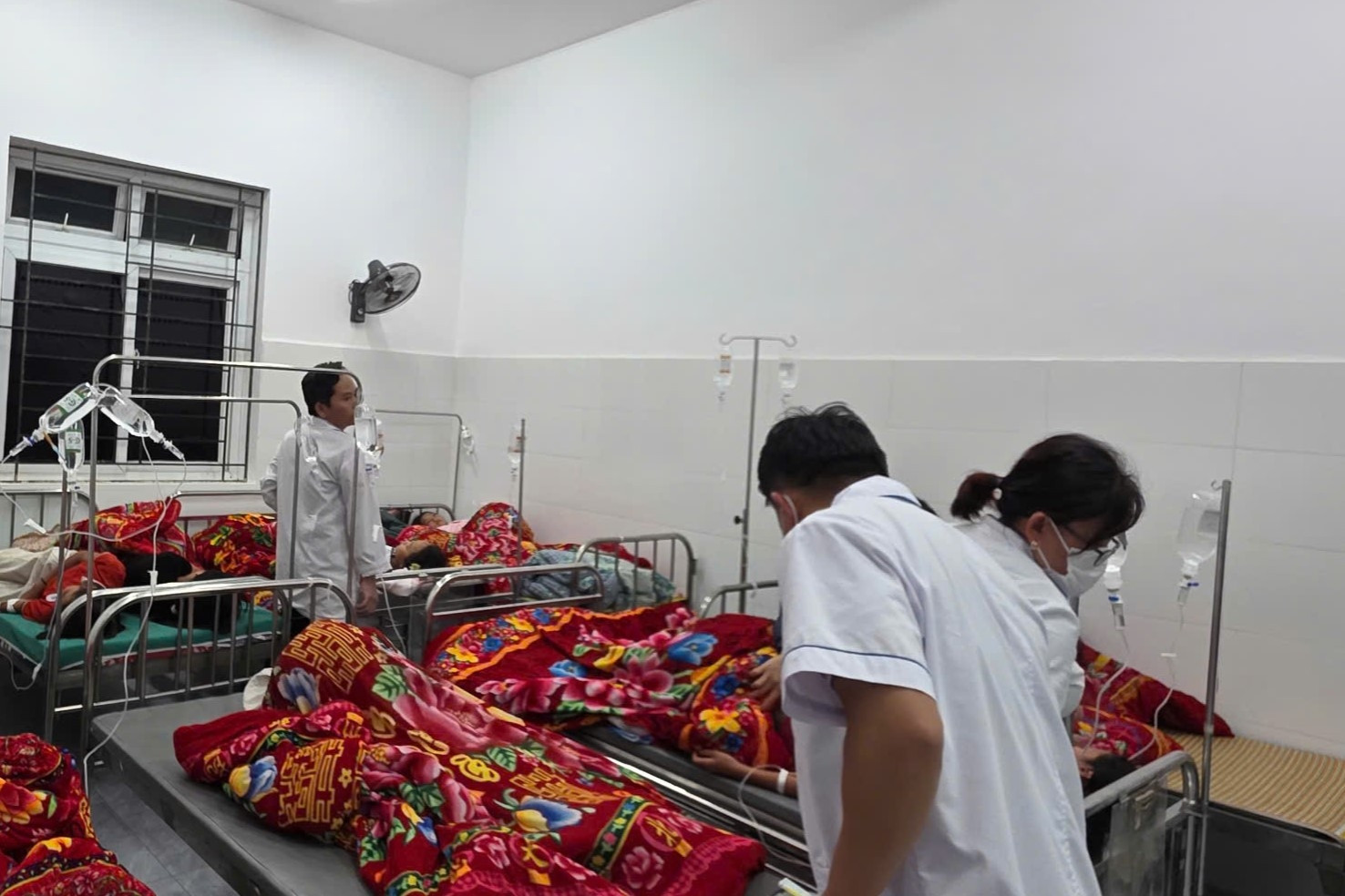 206 học sinh có biểu hiện ngộ độc, nghi do ăn một loại quả lạ