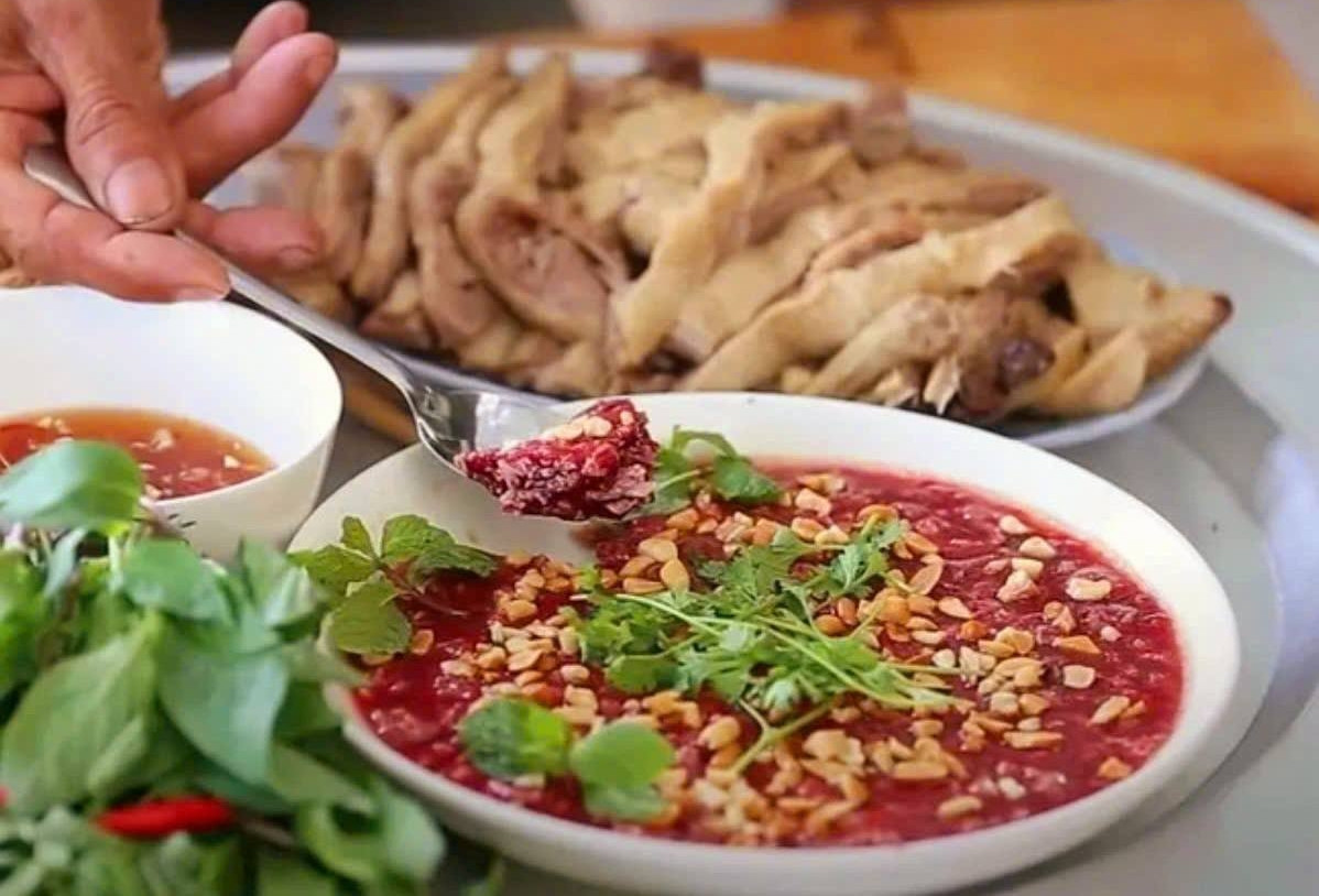 31 người có triệu chứng ngộ độc sau khi ăn tiết canh vịt
