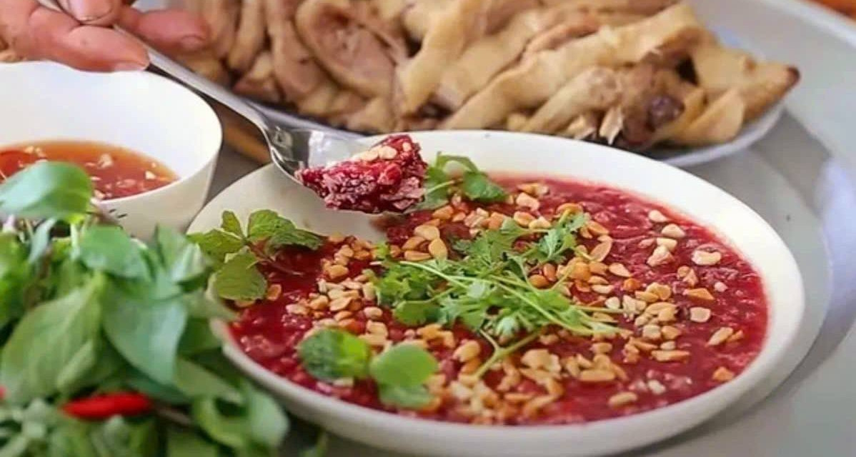 31 người có triệu chứng ngộ độc sau khi ăn tiết canh vịt