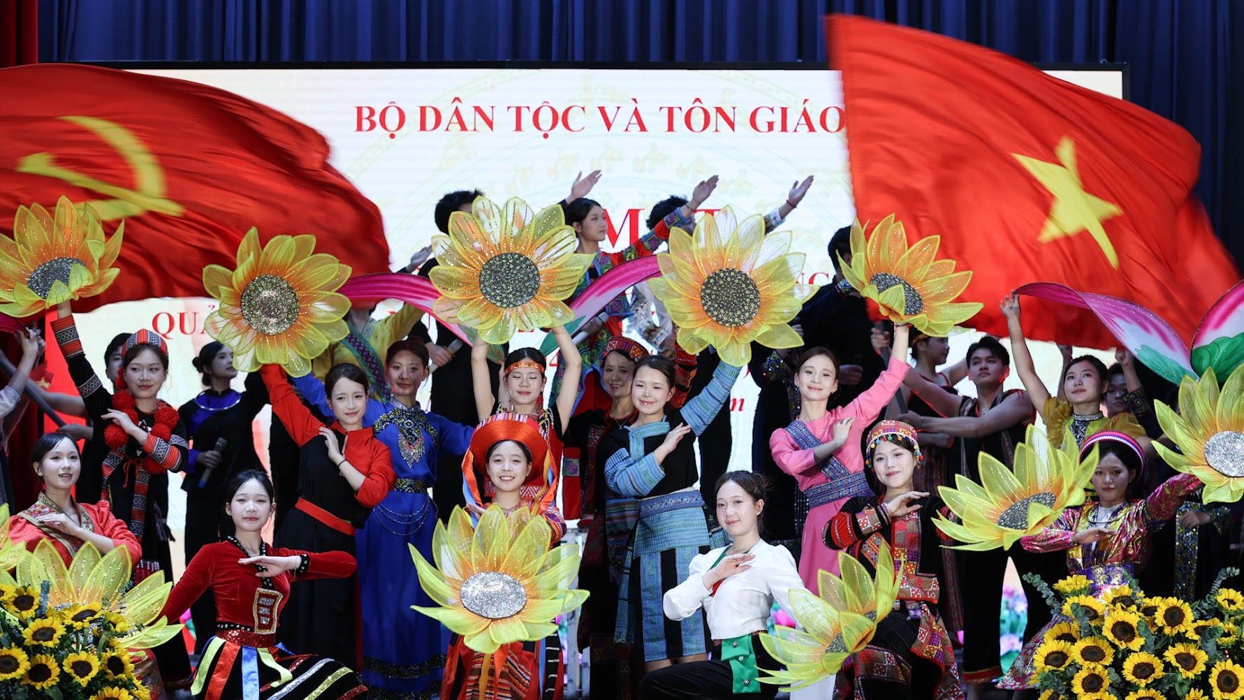 80namcongtacdantoc4.jpg