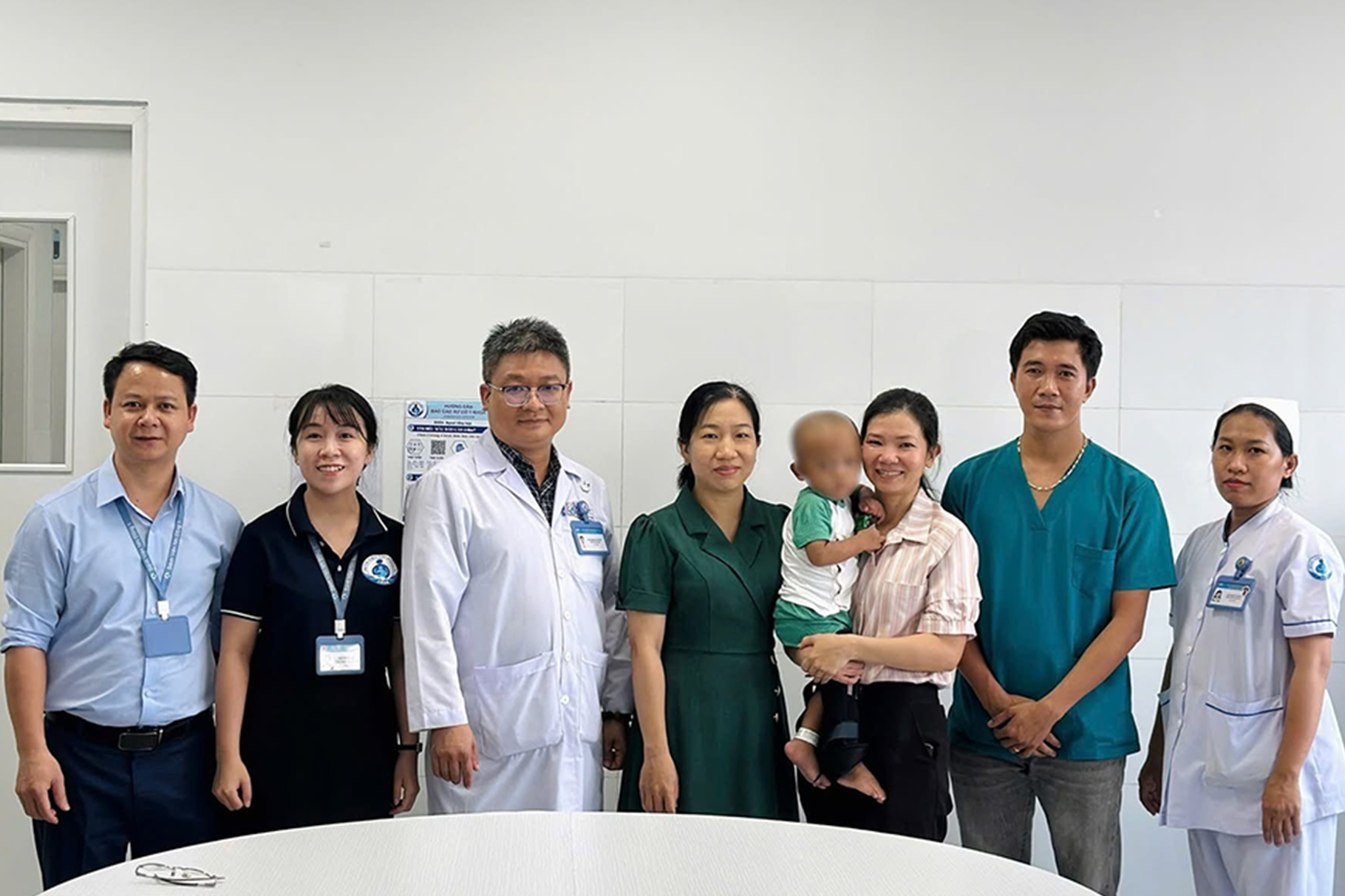 Bé trai 2 tuổi bị mẹ và nhân tình bạo hành được ra viện, 1 trung tâm đón về chăm