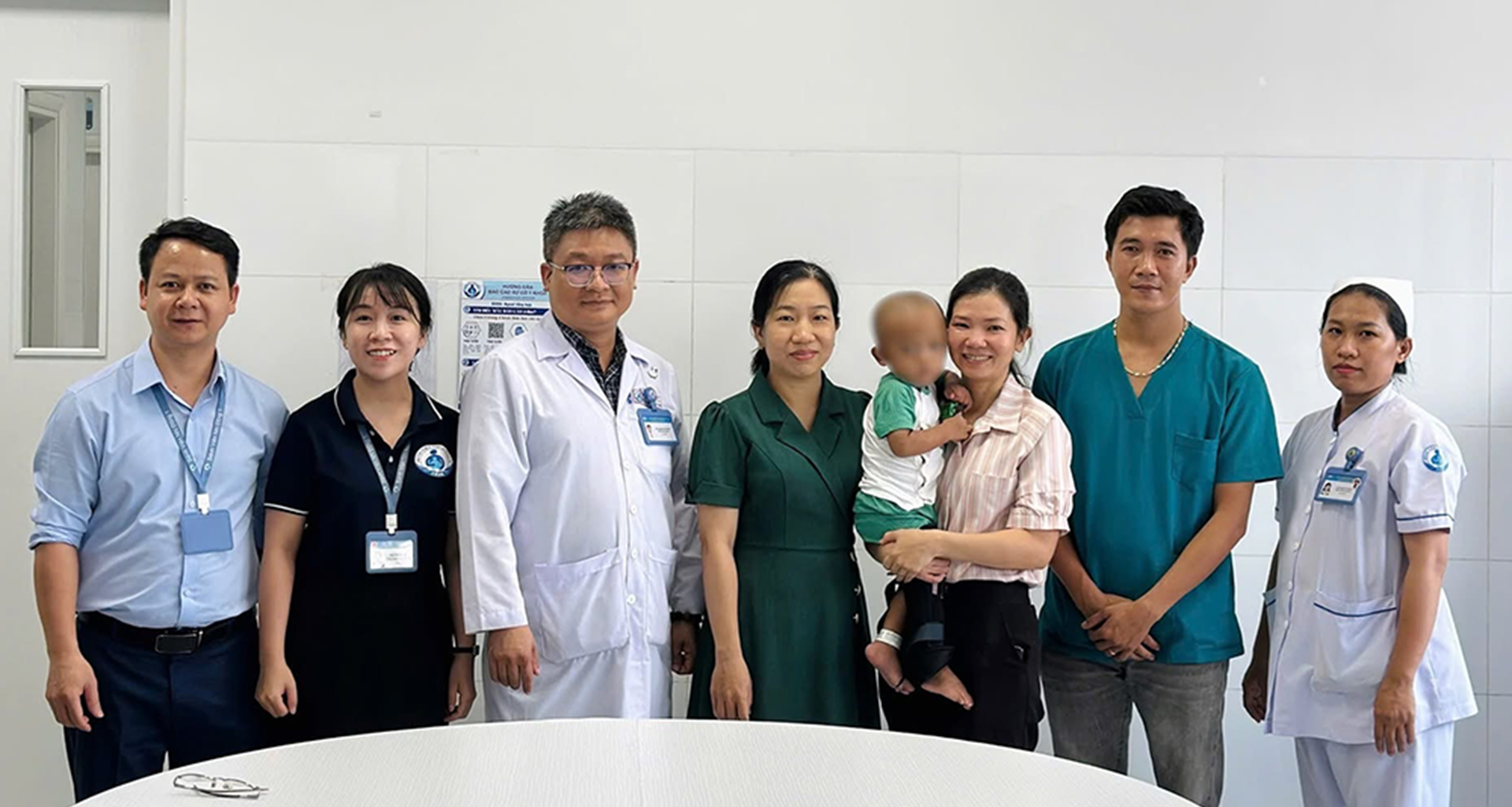 Bé trai 2 tuổi bị mẹ và nhân tình bạo hành được ra viện, 1 trung tâm đón về chăm