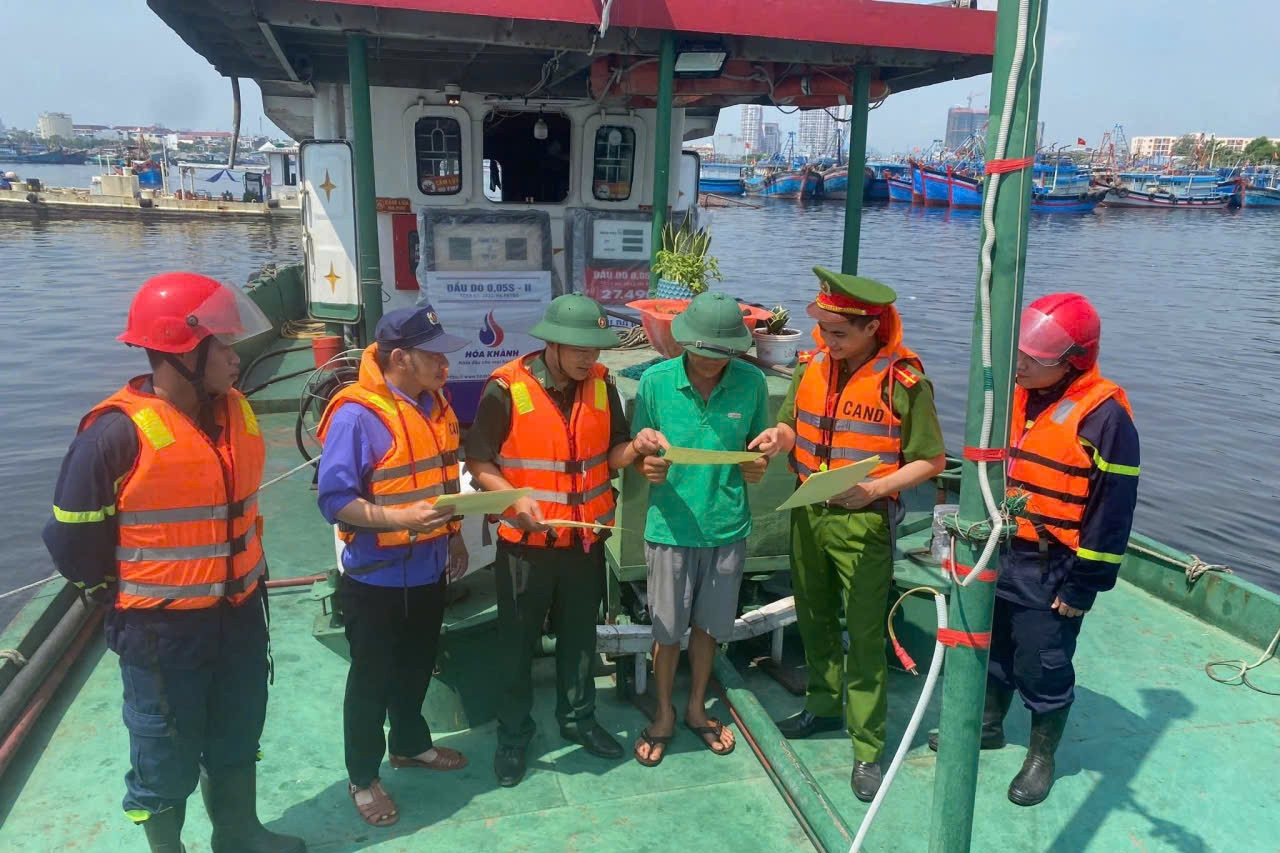 Bộ đội Biên phòng TP.HCM đẩy mạnh tuyên truyền pháp luật cho ngư dân