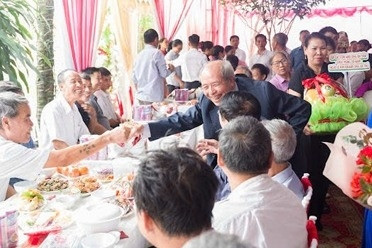 Bố mẹ kỷ niệm 50 năm ngày cưới, 4 con tổ chức linh đình, mời 200 người đến dự