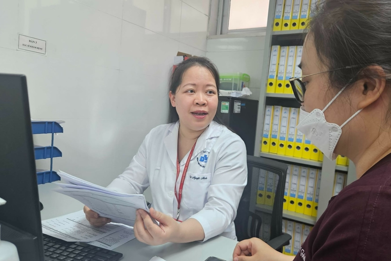 Bùng nổ trào lưu nhuộm da nâu gợi cảm, có rủi ro đe dọa sức khỏe?