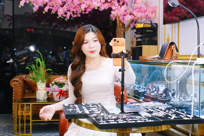 CEO LuxJy Jewelry trực tiếp bán hàng trên livestream