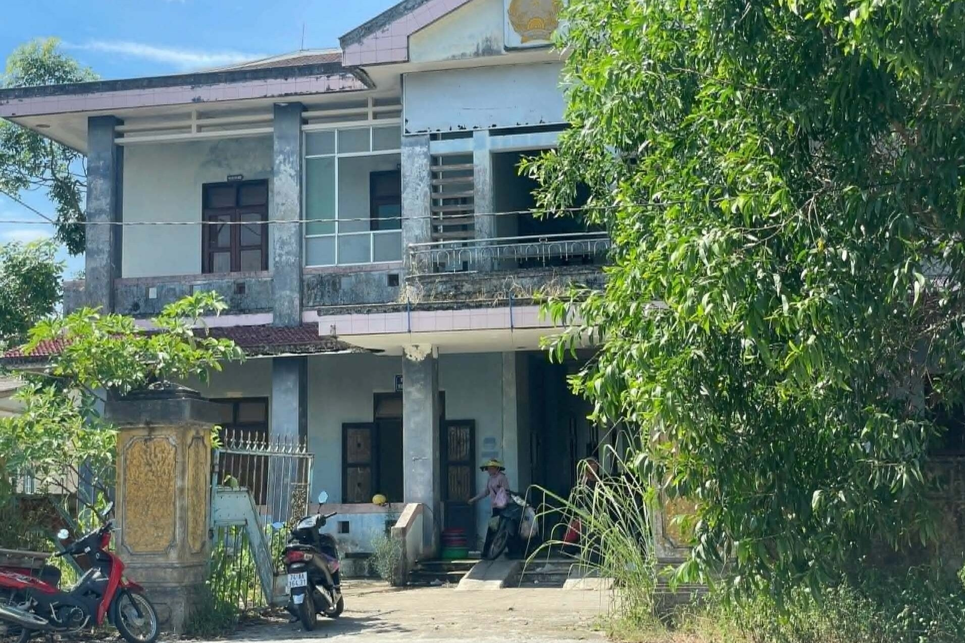 Đâm vợ cũ rồi tự sát bất thành, người đàn ông đi đầu thú