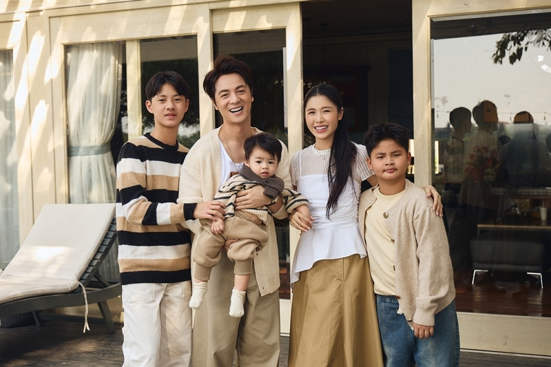 Đăng Khôi đóng MV cùng 3 con trai, Hương Tràm giúp fan cầu hôn