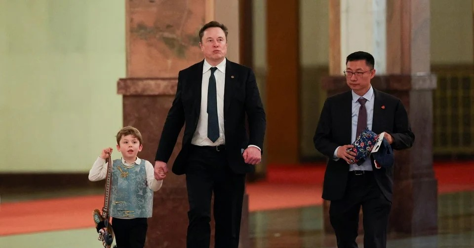 Elon Musk sang Trung Quốc khiến luật sư phải xin lỗi