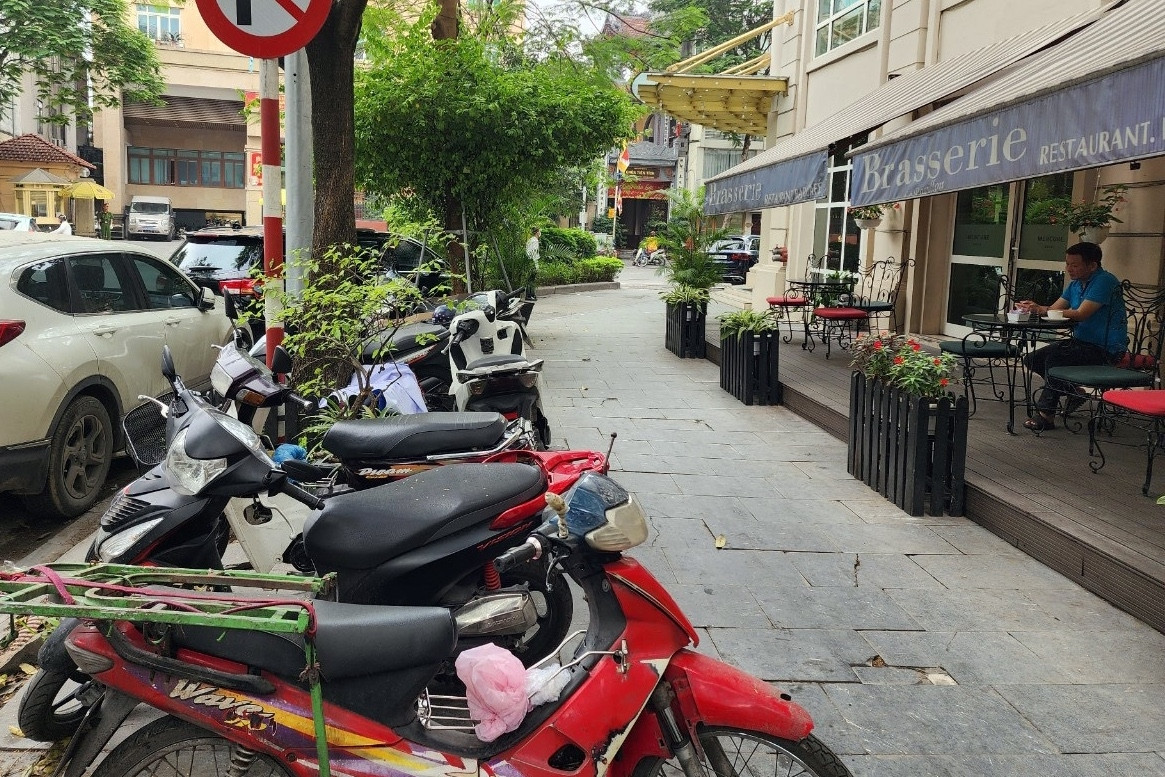 Hà Nội tính thu phí vỉa hè: Kỳ vọng sinh kế và nỗi lo mất lối đi bộ