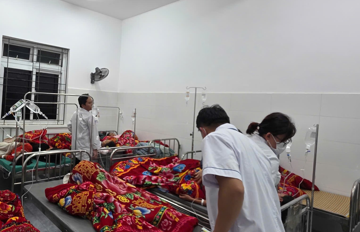 Hơn 30 học sinh có biểu hiện nặng được điều trị tích cực tại Bệnh viện Đa khoa Sìn Hồ
