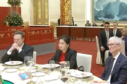 Lens Technology chairwoman Zhou Qunfei seated between Apple’s Tim Cook and Tesla’s Elon Musk at China’s state banquet hosted by Chinese President Xi Jinping on Thursday night. Photo: CCTV
